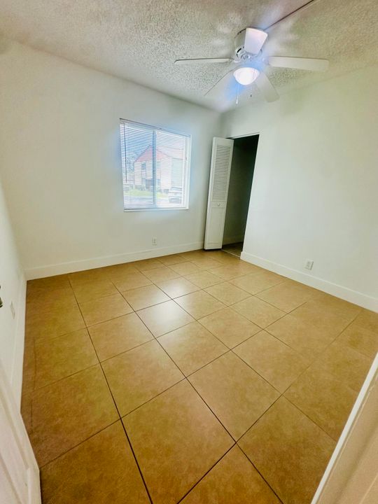 For Rent: $1,950 (2 beds, 1 baths, 991 Square Feet)