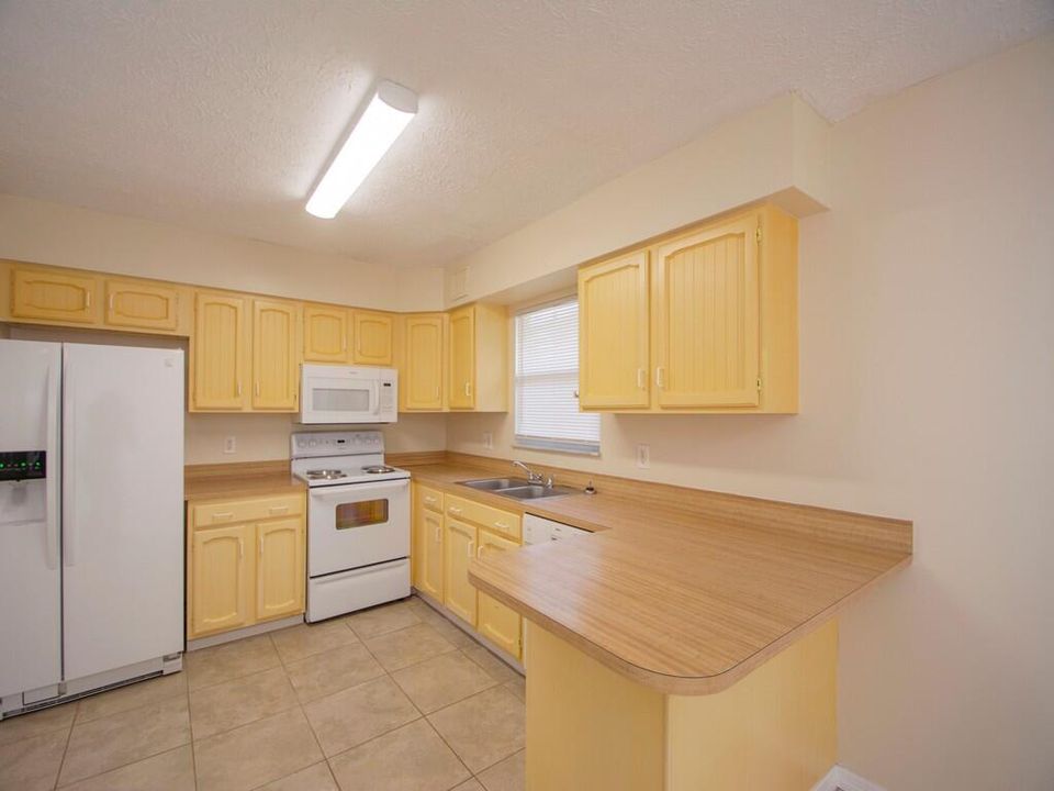 For Rent: $2,150 (2 beds, 2 baths, 1211 Square Feet)