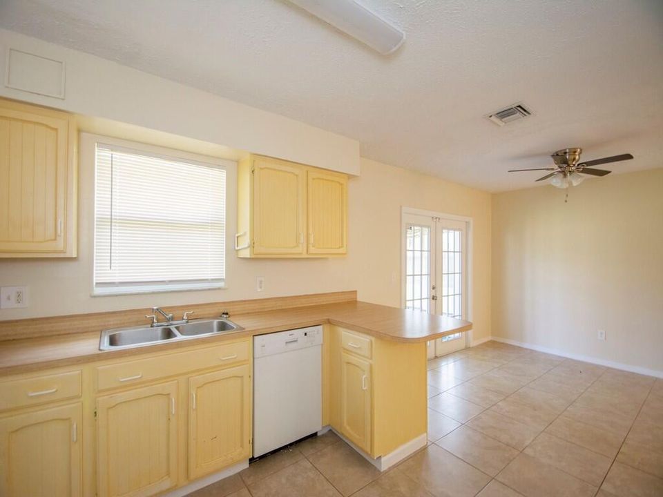 For Rent: $2,150 (2 beds, 2 baths, 1211 Square Feet)