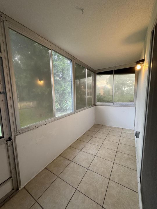 For Rent: $1,350 (1 beds, 1 baths, 720 Square Feet)