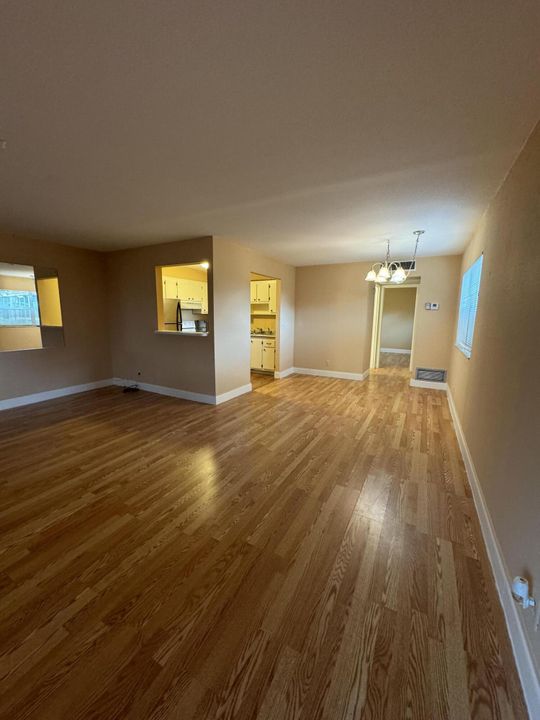 For Rent: $1,350 (1 beds, 1 baths, 720 Square Feet)
