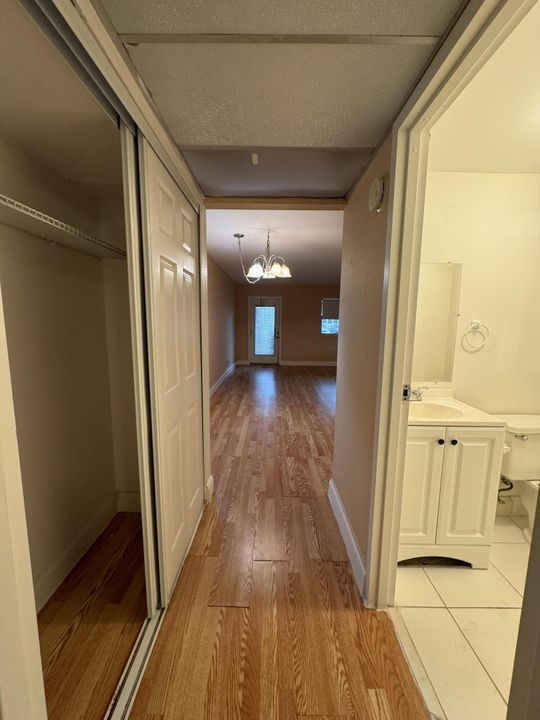 For Rent: $1,350 (1 beds, 1 baths, 720 Square Feet)