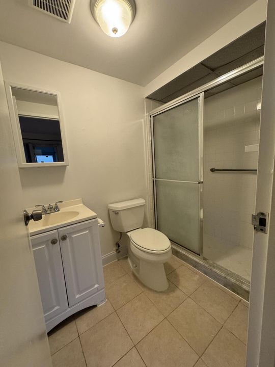 For Rent: $1,350 (1 beds, 1 baths, 720 Square Feet)