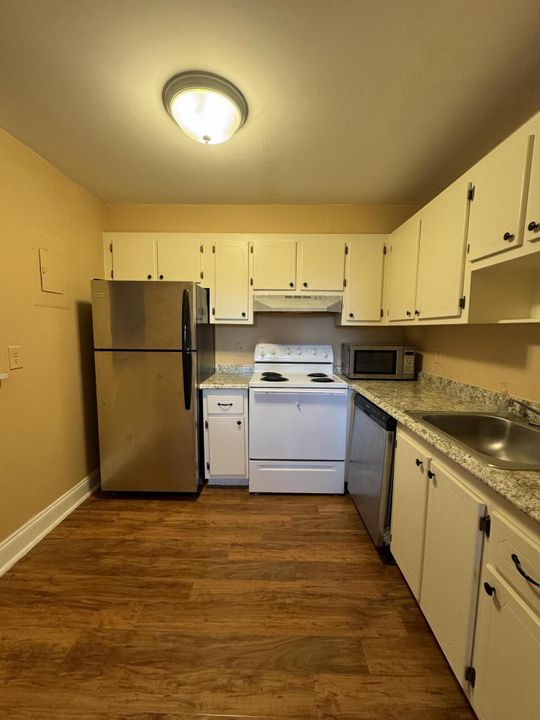 For Rent: $1,350 (1 beds, 1 baths, 720 Square Feet)