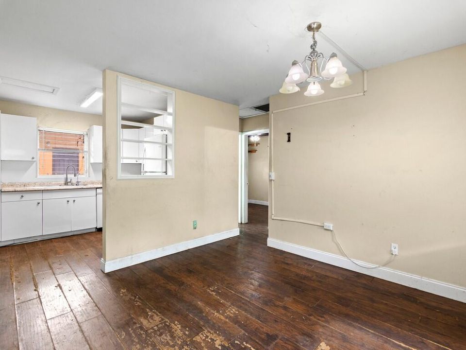 For Sale: $224,900 (2 beds, 1 baths, 1118 Square Feet)