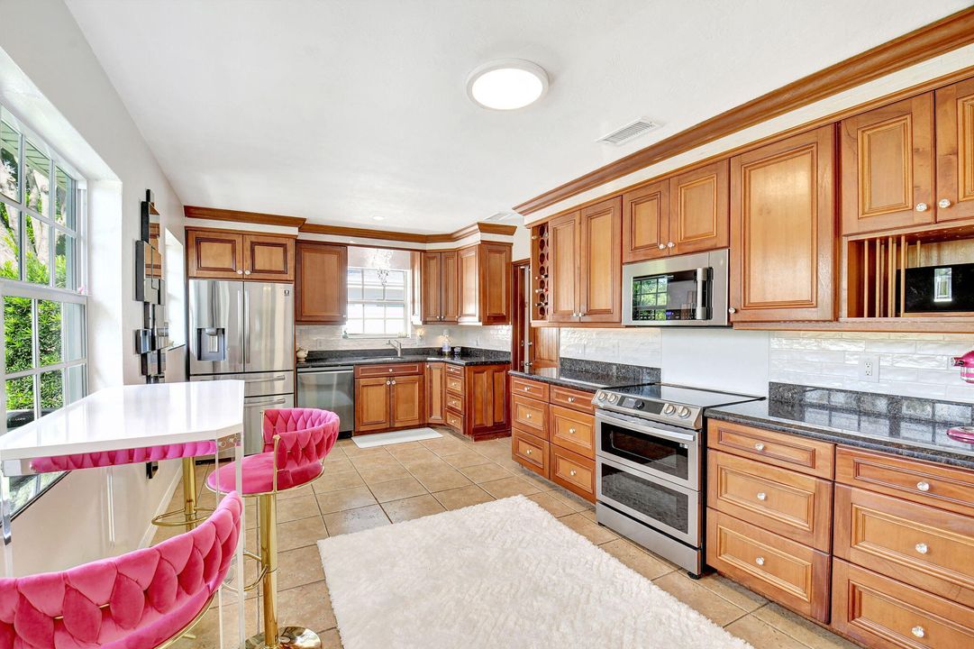 For Sale: $1,100,000 (2 beds, 2 baths, 1358 Square Feet)