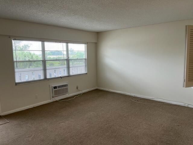 For Sale: $135,000 (1 beds, 1 baths, 715 Square Feet)