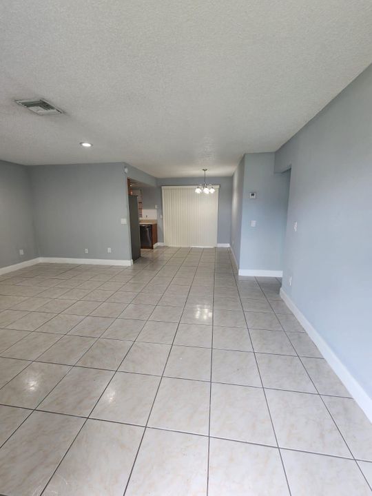 For Rent: $1,900 (2 beds, 1 baths, 915 Square Feet)