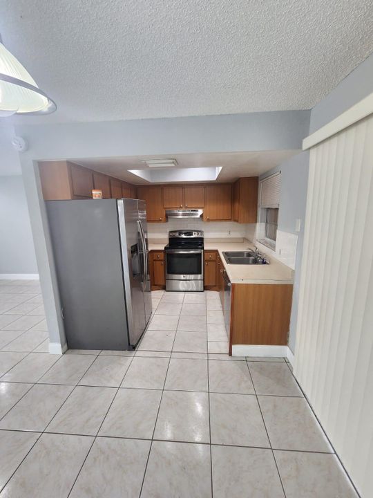 For Rent: $1,900 (2 beds, 1 baths, 915 Square Feet)