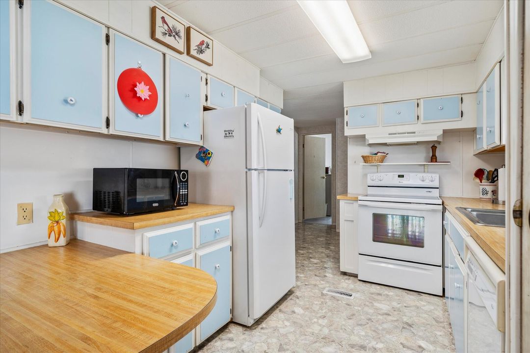 For Sale: $75,000 (2 beds, 2 baths, 1248 Square Feet)