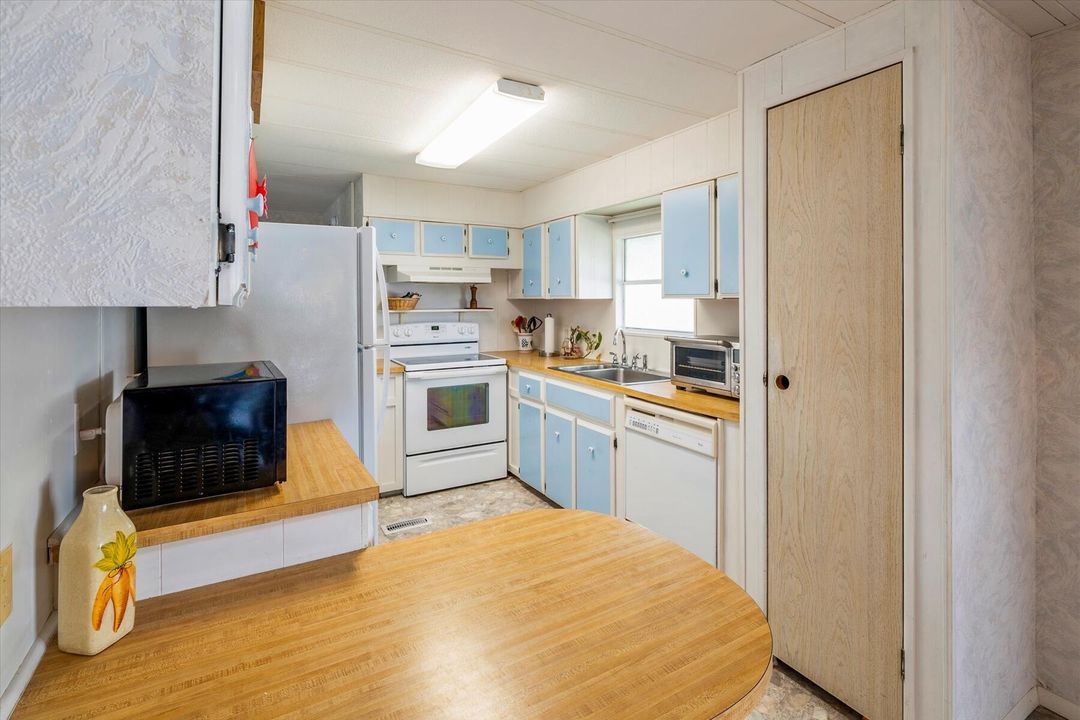 For Sale: $75,000 (2 beds, 2 baths, 1248 Square Feet)