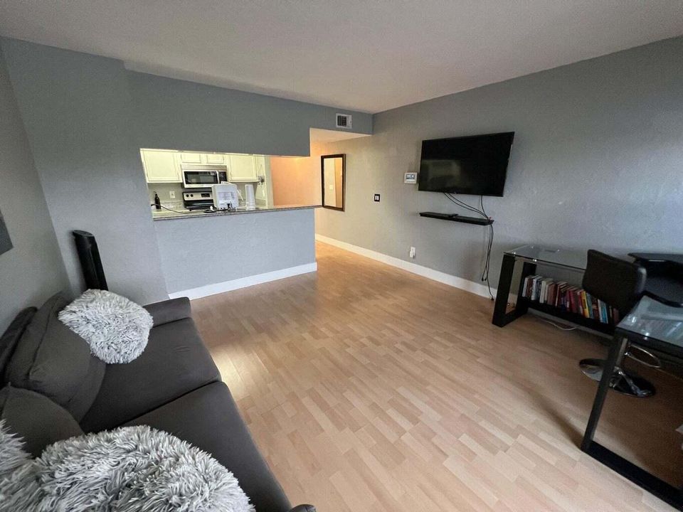 For Rent: $1,800 (1 beds, 1 baths, 502 Square Feet)