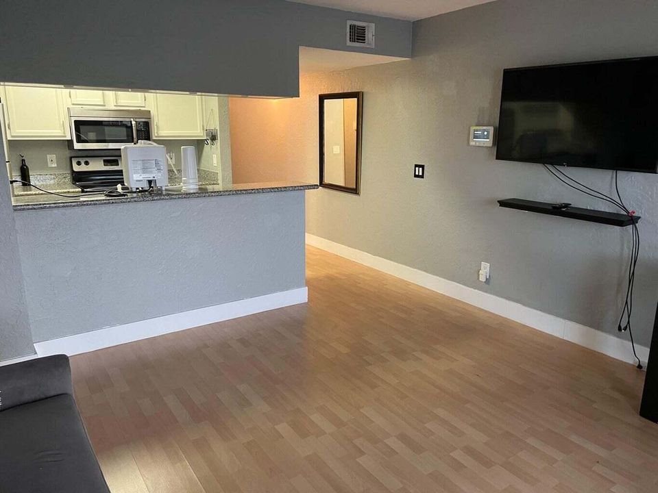 For Rent: $1,800 (1 beds, 1 baths, 502 Square Feet)