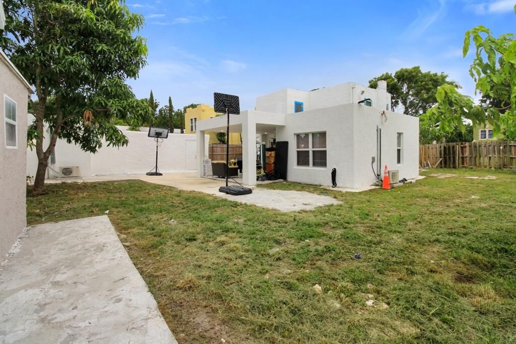 For Sale: $2,400,000 (4 beds, 2 baths, 1258 Square Feet)