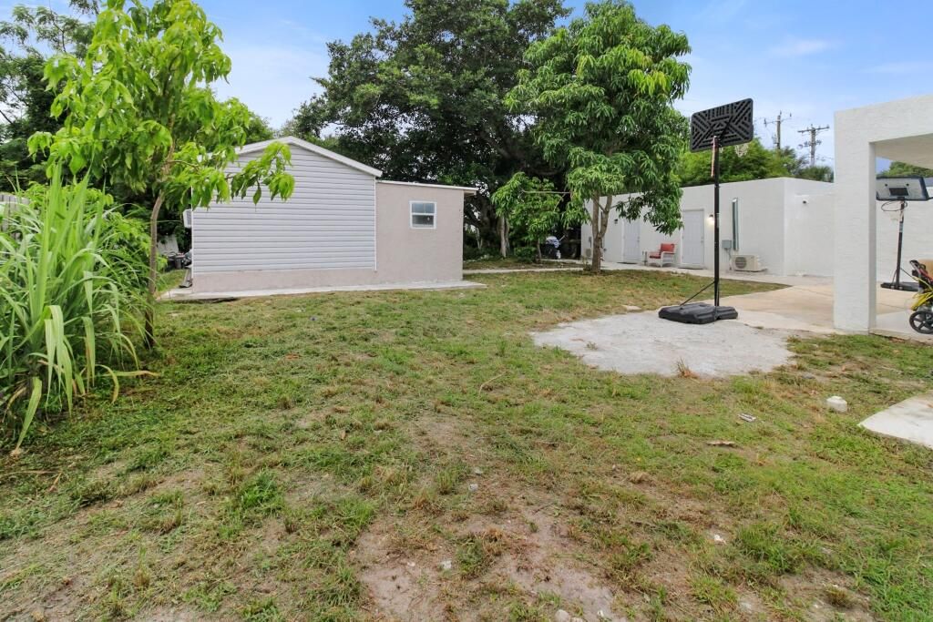 For Sale: $2,400,000 (4 beds, 2 baths, 1258 Square Feet)