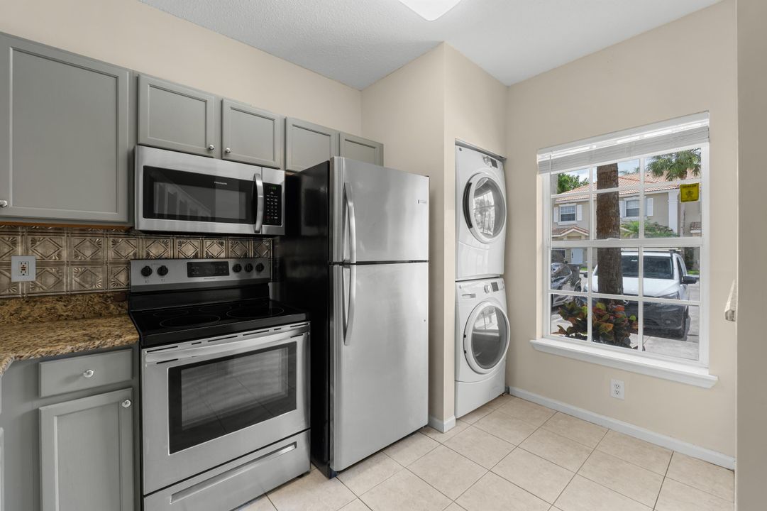 For Sale: $348,000 (2 beds, 2 baths, 1104 Square Feet)