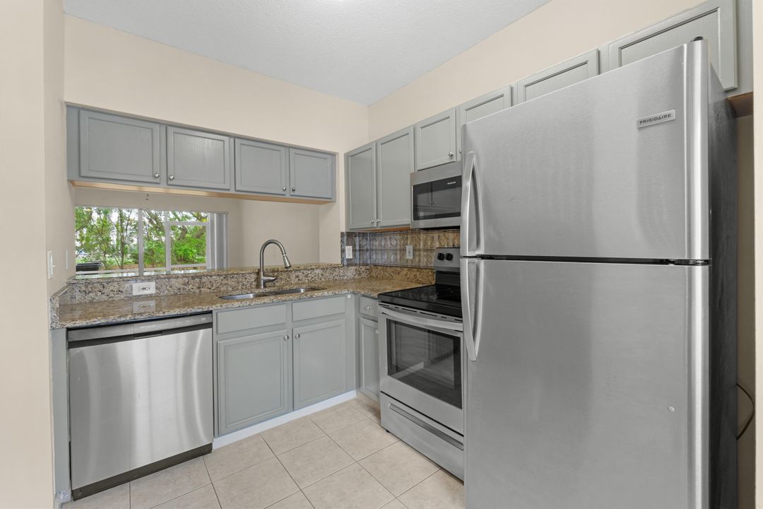 For Sale: $348,000 (2 beds, 2 baths, 1104 Square Feet)
