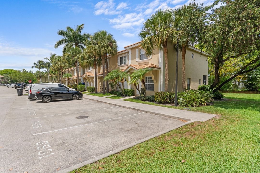 For Sale: $348,000 (2 beds, 2 baths, 1104 Square Feet)