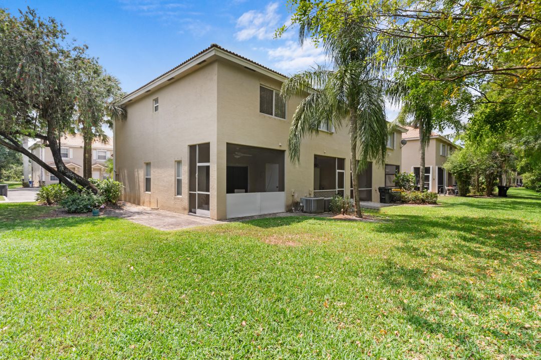 For Sale: $348,000 (2 beds, 2 baths, 1104 Square Feet)