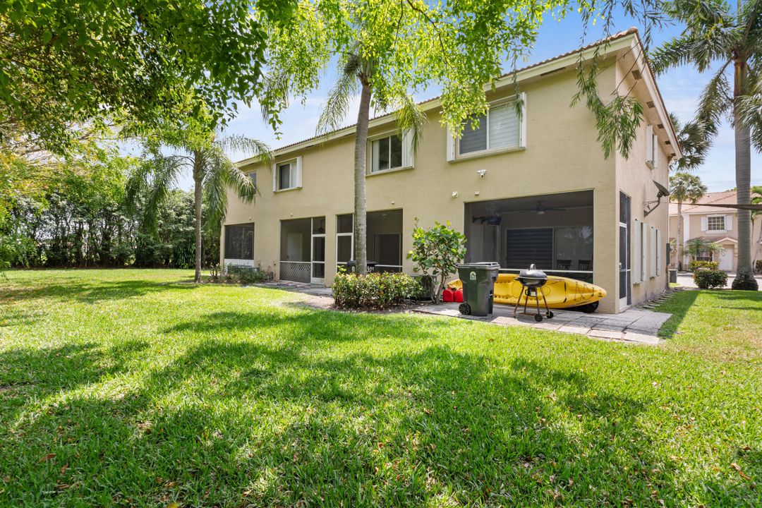 For Sale: $348,000 (2 beds, 2 baths, 1104 Square Feet)