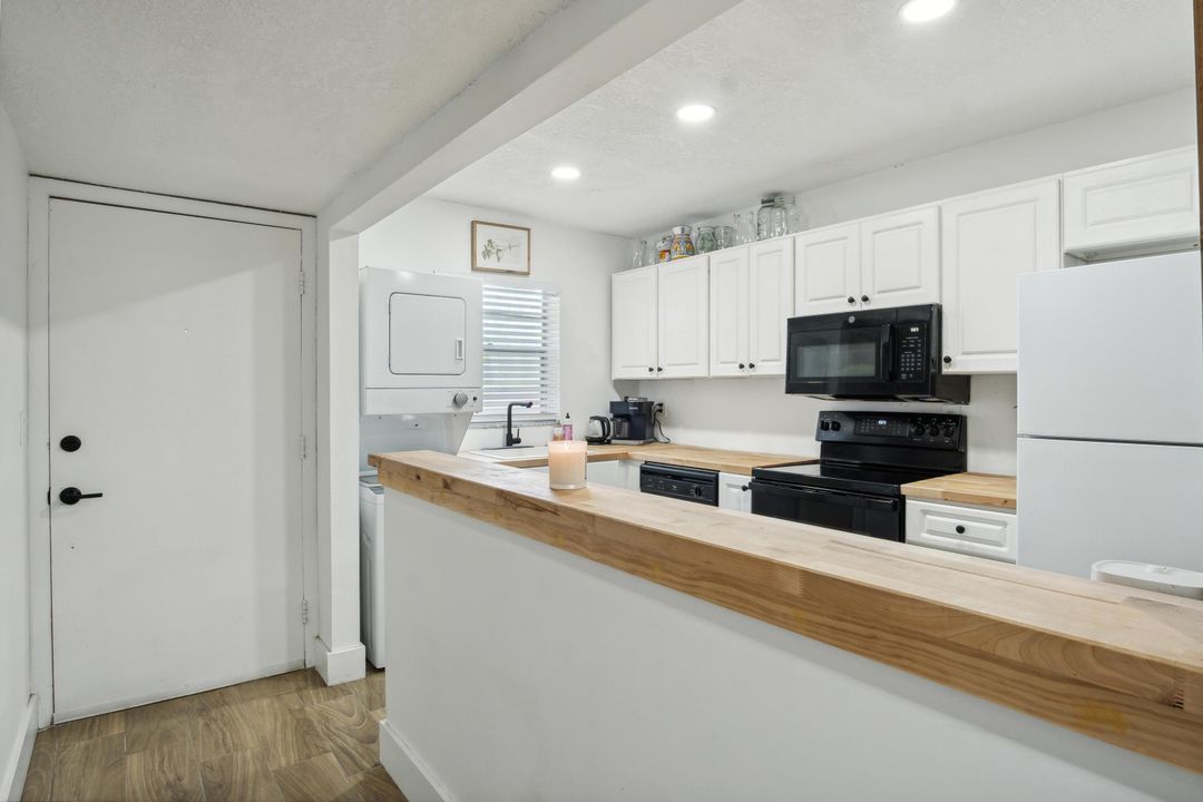 For Sale: $249,000 (2 beds, 2 baths, 900 Square Feet)