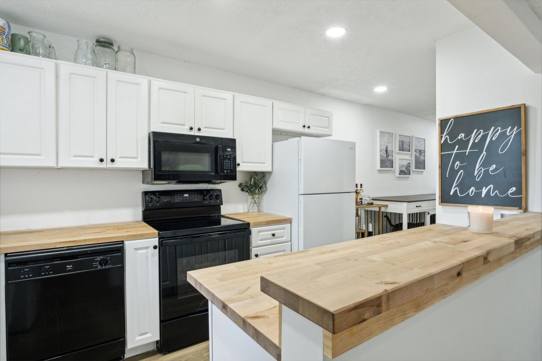 For Sale: $249,000 (2 beds, 2 baths, 900 Square Feet)