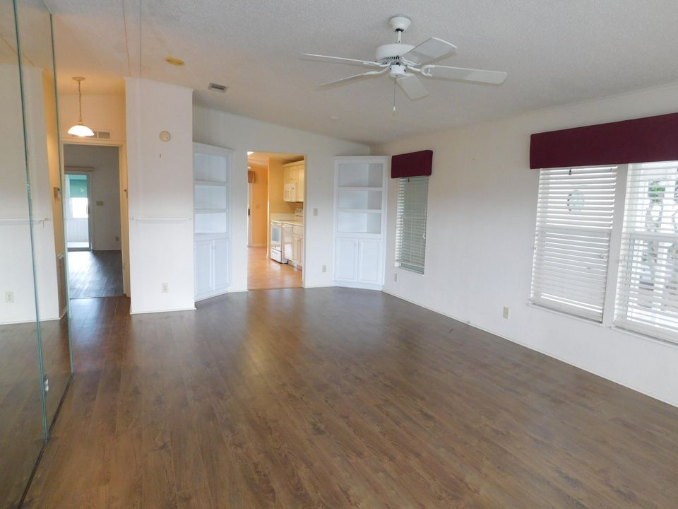 For Sale: $174,900 (2 beds, 2 baths, 1061 Square Feet)