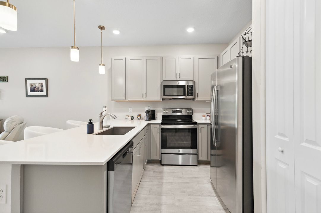 For Sale: $459,000 (2 beds, 2 baths, 1319 Square Feet)