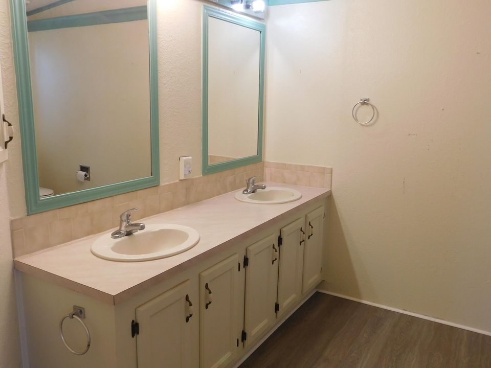 For Sale: $174,900 (2 beds, 2 baths, 1061 Square Feet)