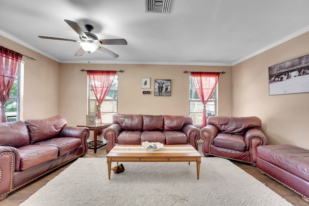 For Sale: $275,000 (2 beds, 1 baths, 960 Square Feet)