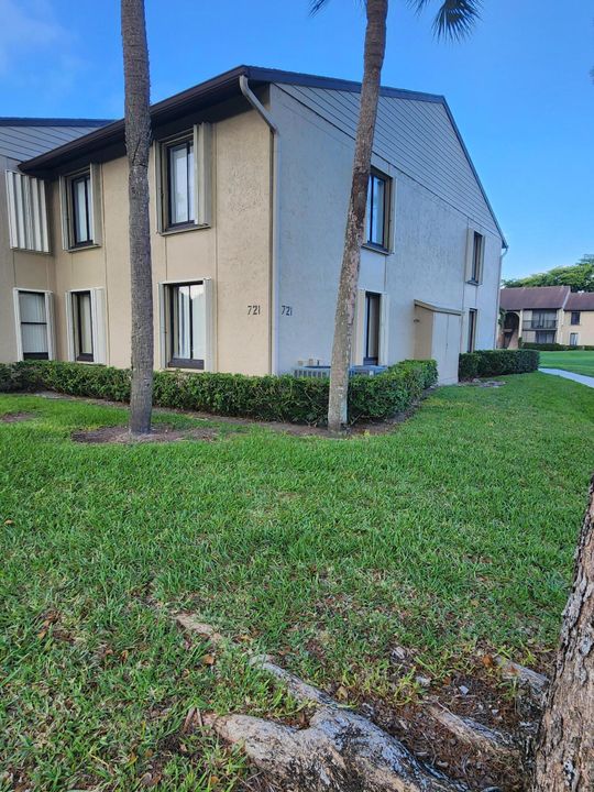Active With Contract: $127,500 (1 beds, 1 baths, 683 Square Feet)