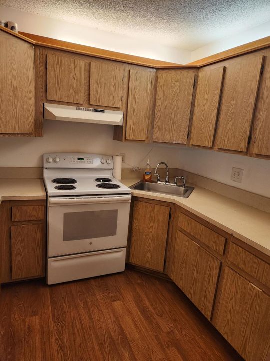 For Sale: $127,500 (1 beds, 1 baths, 683 Square Feet)