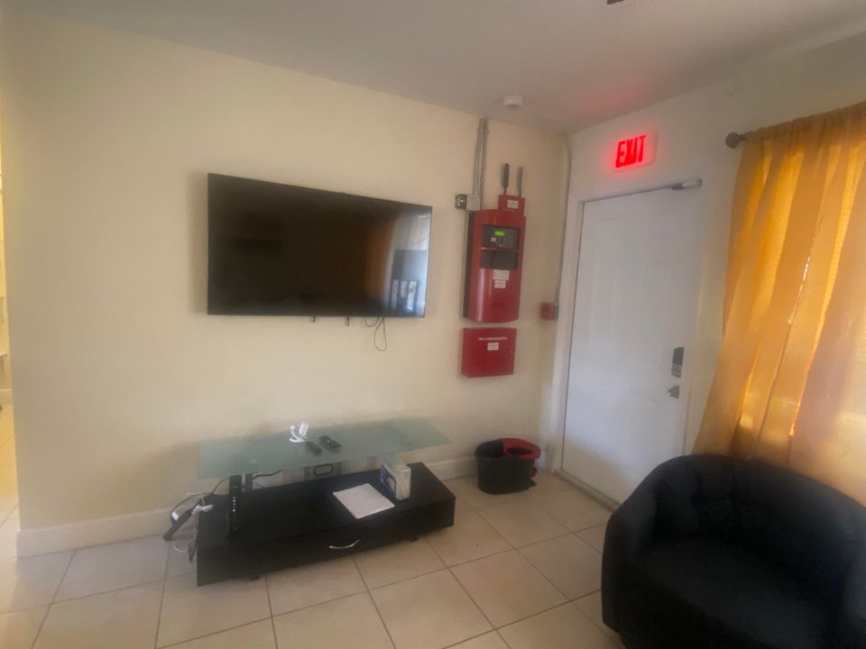 For Rent: $2,800 (3 beds, 2 baths, 1407 Square Feet)