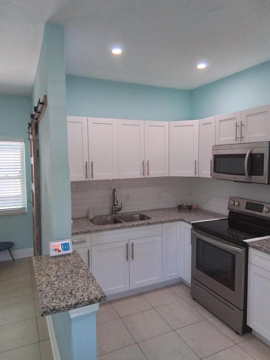 For Sale: $364,900 (2 beds, 1 baths, 832 Square Feet)