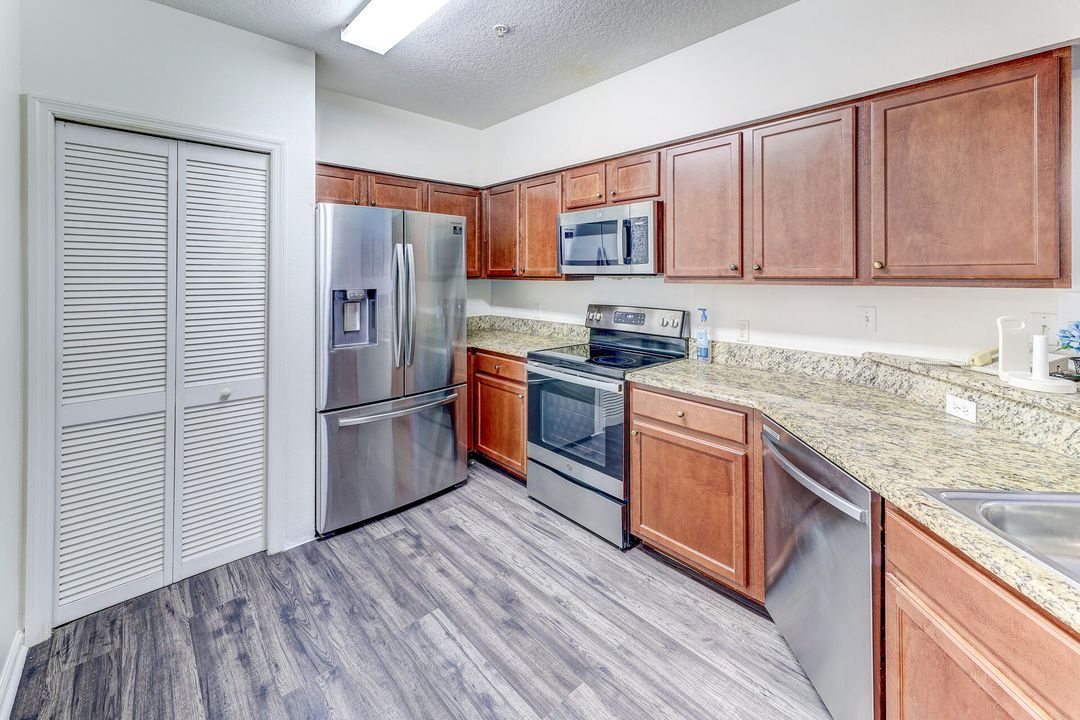 For Sale: $349,000 (3 beds, 3 baths, 1459 Square Feet)