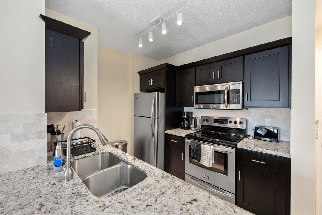 For Sale: $445,000 (1 beds, 1 baths, 756 Square Feet)