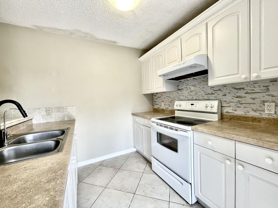 For Sale: $330,000 (2 beds, 2 baths, 1236 Square Feet)