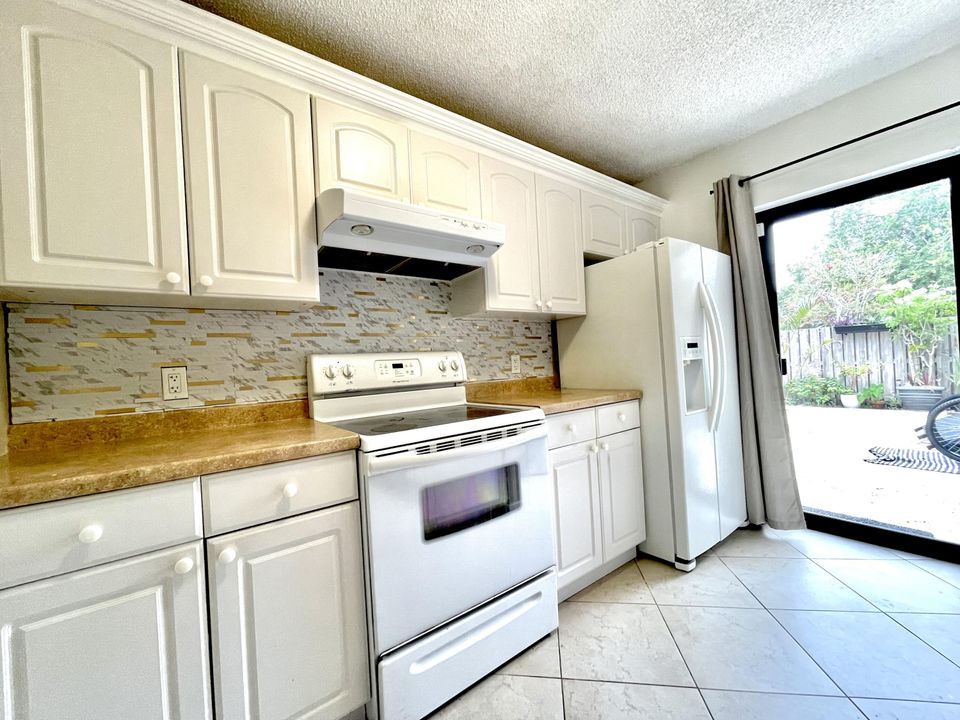 For Sale: $330,000 (2 beds, 2 baths, 1236 Square Feet)