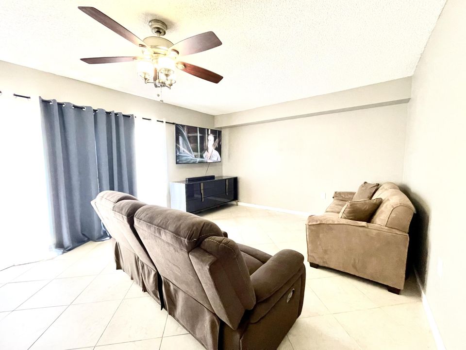 For Sale: $330,000 (2 beds, 2 baths, 1236 Square Feet)