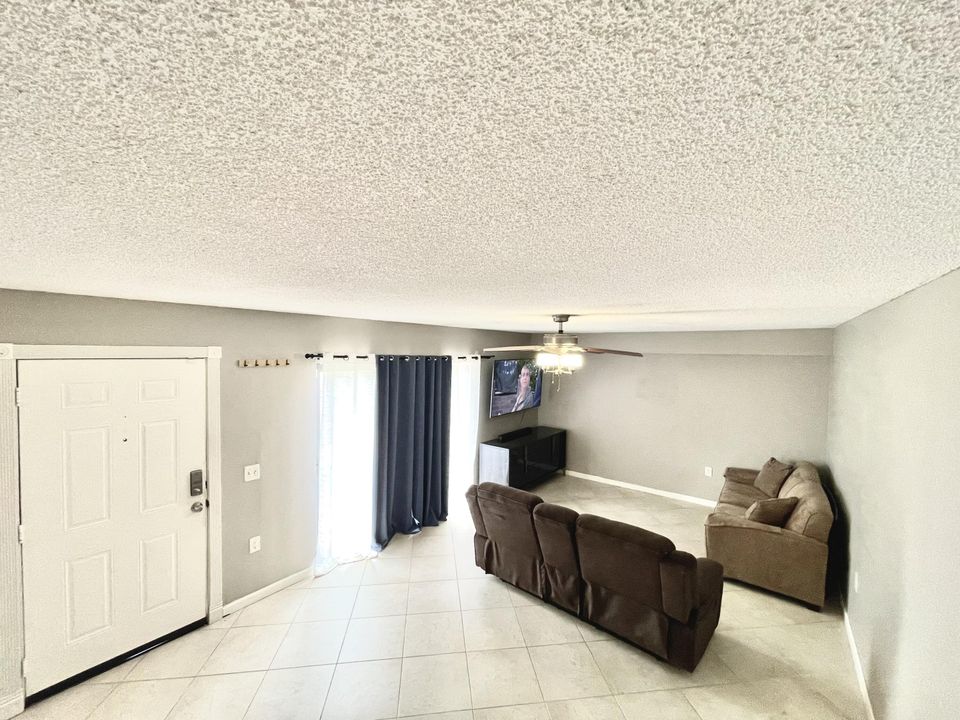 For Sale: $330,000 (2 beds, 2 baths, 1236 Square Feet)