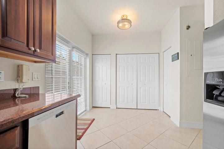 For Rent: $3,200 (3 beds, 2 baths, 1232 Square Feet)