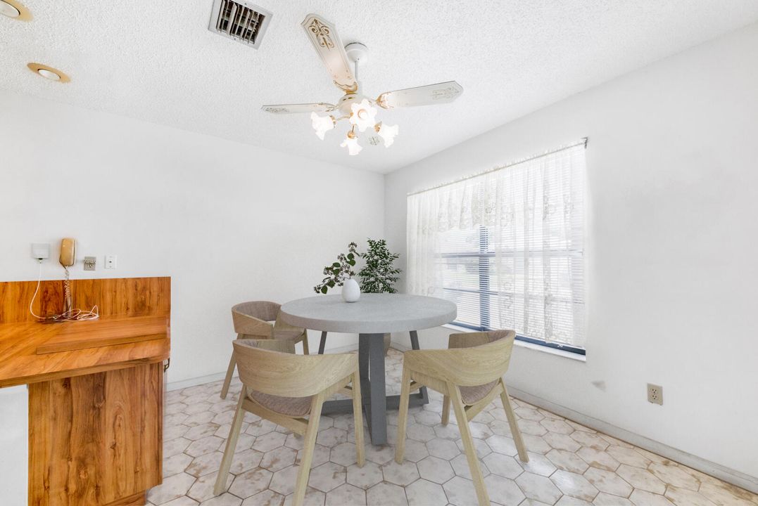 For Sale: $299,900 (2 beds, 2 baths, 1305 Square Feet)