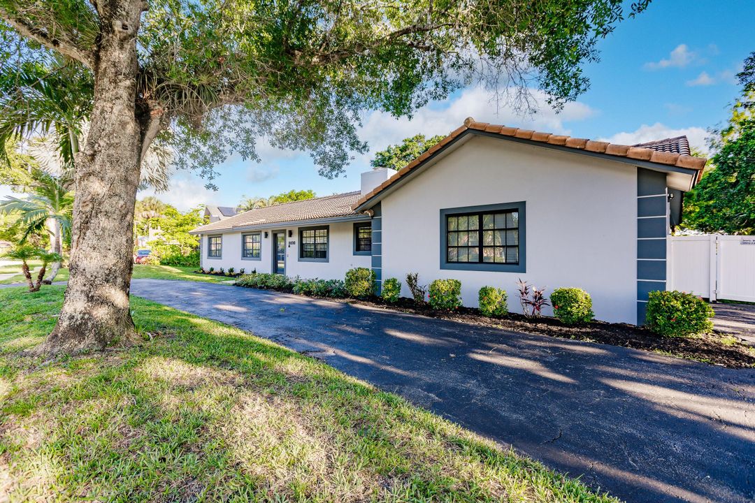 For Sale: $899,000 (3 beds, 2 baths, 2592 Square Feet)