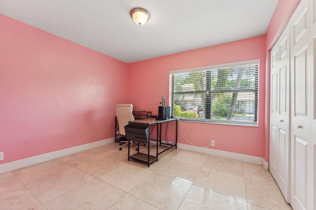 Active With Contract: $330,000 (2 beds, 2 baths, 943 Square Feet)