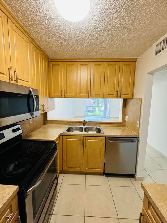 For Rent: $2,400 (3 beds, 2 baths, 1073 Square Feet)