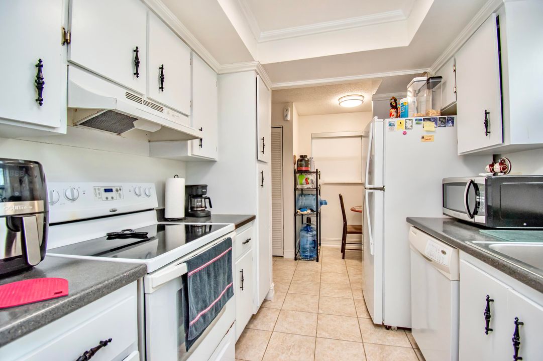 For Sale: $230,000 (2 beds, 2 baths, 1040 Square Feet)