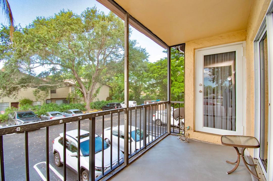 For Sale: $230,000 (2 beds, 2 baths, 1040 Square Feet)