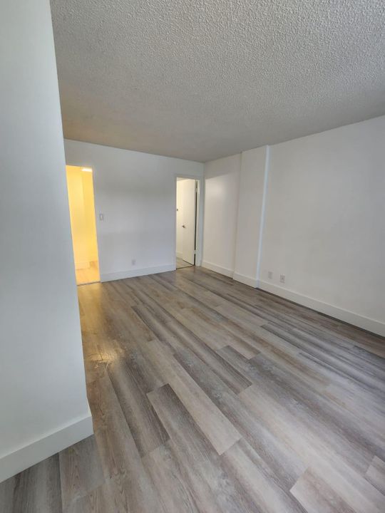 For Sale: $189,000 (1 beds, 1 baths, 750 Square Feet)