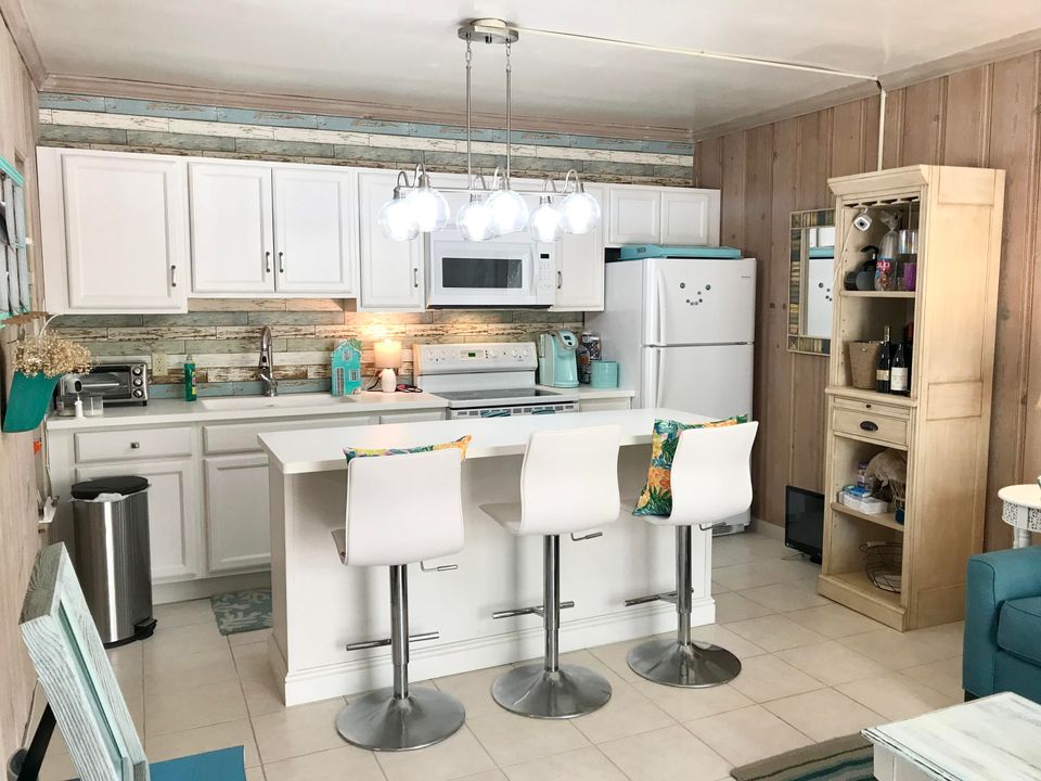 For Sale: $249,000 (1 beds, 1 baths, 613 Square Feet)