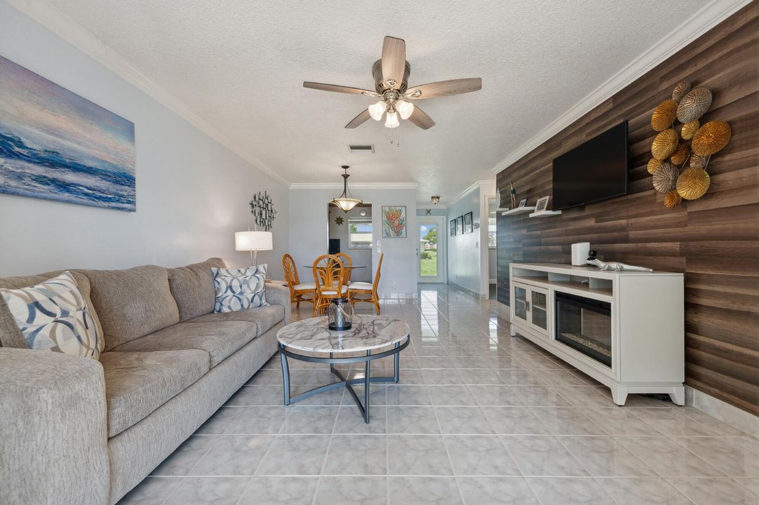For Sale: $229,900 (2 beds, 2 baths, 901 Square Feet)